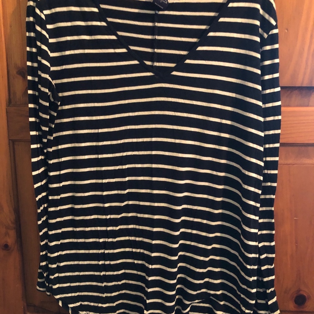 Gap long sleeve v-neck shirt